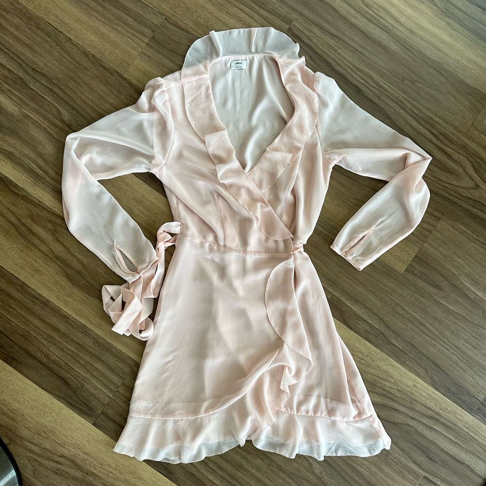 ARITZIA / WILFRED ruffle wrap louise dress in light pink